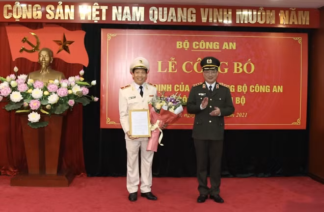 Thứ trưởng Nguyễn Văn Thành trao quyết định cho Thiếu tướng Lê Văn Tuyến.