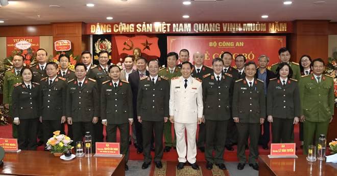 Thứ trưởng Nguyễn Văn Thành với các đại biểu chúc mừng Thiếu tướng Lê Văn Tuyến.