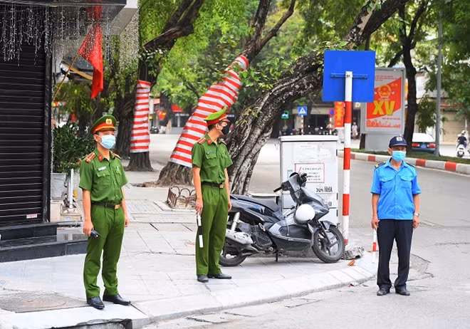 Lực lượng Công an tham giao bảo vệ ANTT điểm bầu cử.