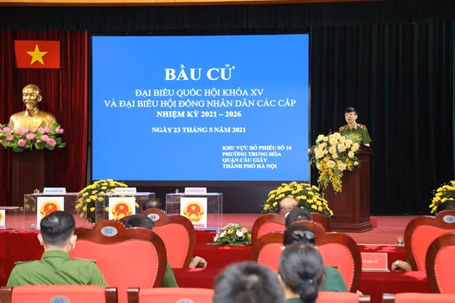 Thiếu tướng Nguyễn Ngọc Thanh, Phó Tư lệnh Bộ Tư lệnh CSCĐ, Tổ trưởng Tổ bầu cử phát biểu khai mạc.