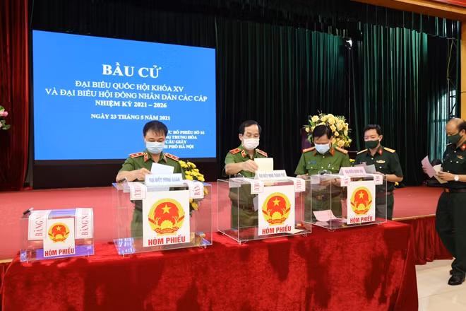 Trung tướng Phạm Quốc Cương, Tư lệnh CSCĐ cùng các cử tri bỏ phiếu bầu.