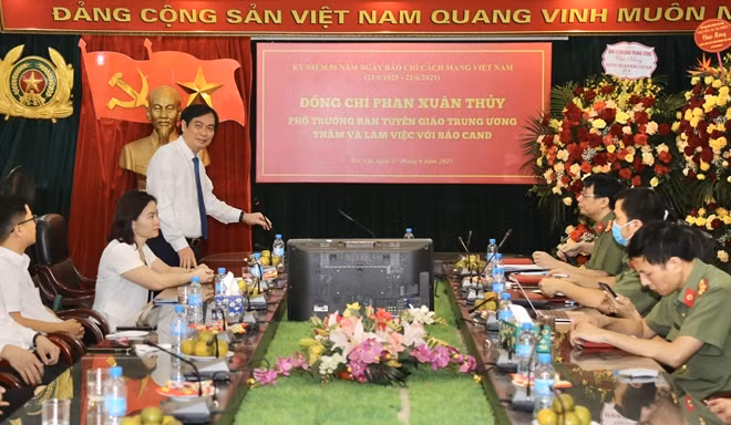 Phó Trưởng Ban Tuyên giáo Trung ương Phan Xuân Thủy phát biểu tại buổi làm việc.