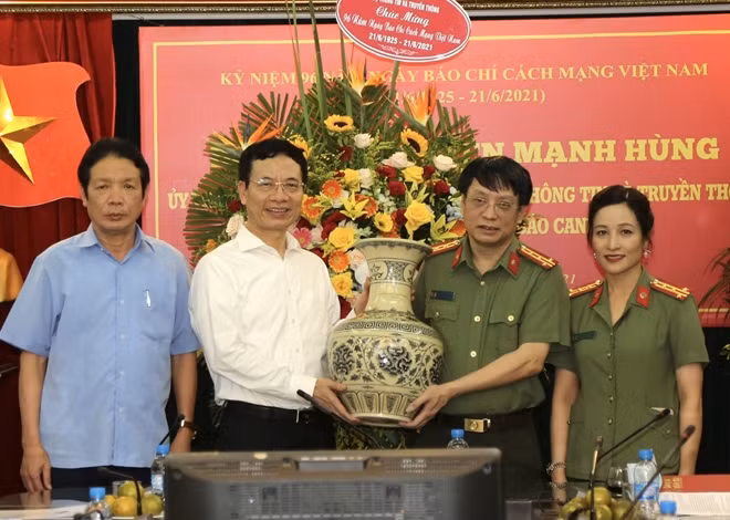 Bộ trưởng Nguyễn Mạnh Hùng trao quà lưu niệm tặng tập thể Báo CAND