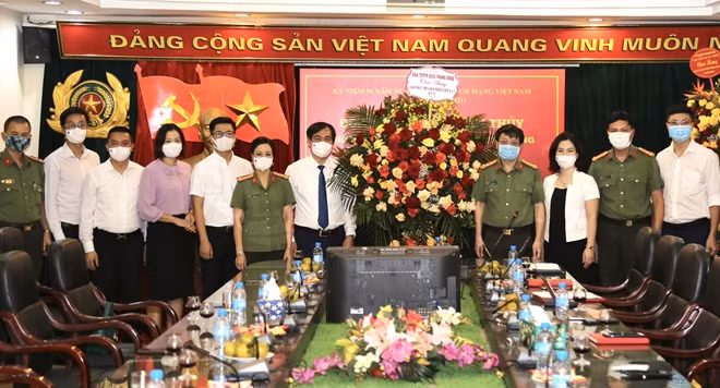 Phó Trưởng Ban Tuyên giáo Trung ương Phan Xuân Thủy tặng hoa chúc mừng Báo CAND.