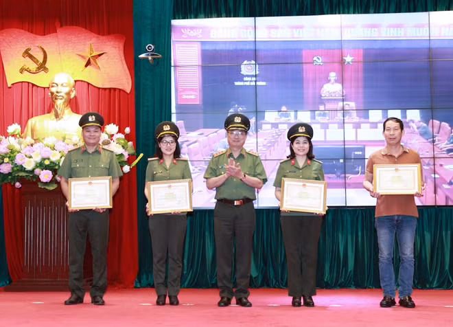 Thứ trưởng Nguyễn Văn Thành tặng Bằng khen cho các nhóm tác giả đạt Giải thưởng sáng tác, quảng bá tác phẩm văn học, nghệ thuật, báo chí về chủ đề “Học tập và làm theo tư tưởng, đạo đức, phong cách Hồ Chí Minh”, giai đoạn 2018 - 2020.