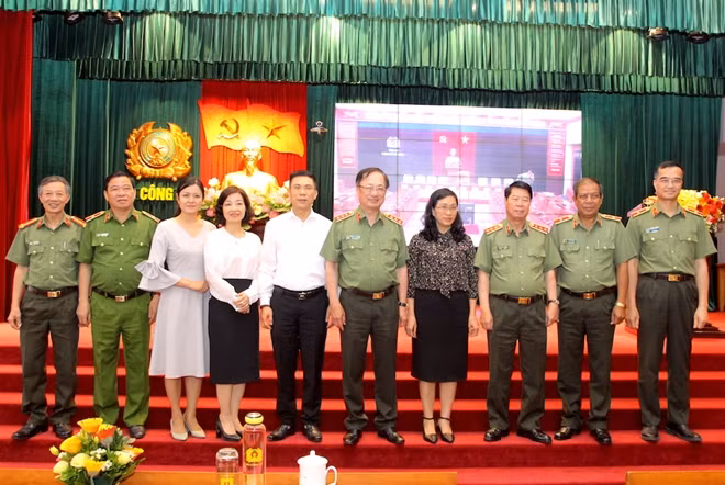 Thứ trưởng Bùi Văn Nam, Thứ trưởng Nguyễn Văn Thành với các đại biểu dự hội nghị.