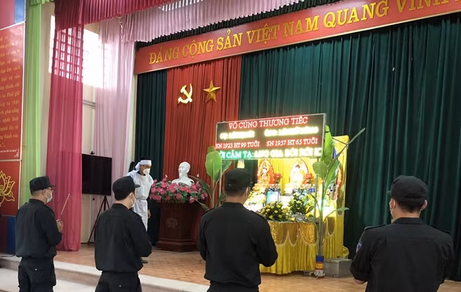 Chứng kiến nỗi mất mát quá lớn của đồng đội, CBCS Trung đoàn CSCĐ Bắc Trung Bộ không khỏi xót xa.