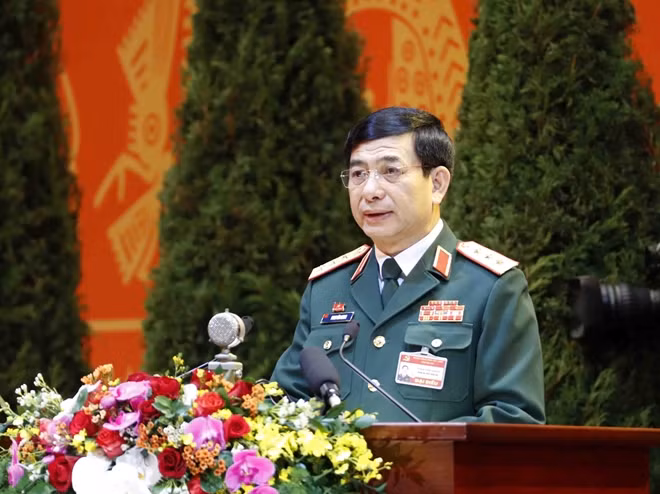 Thượng tướng Phan Văn Giang trình bày tham luận tại đại hội.