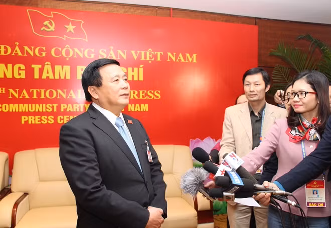 Giám đốc Học viện Chính trị Quốc gia Hồ Chí Minh Nguyễn Xuân Thắng trả lời báo chí bên lề Đại hội XIII của Đảng.