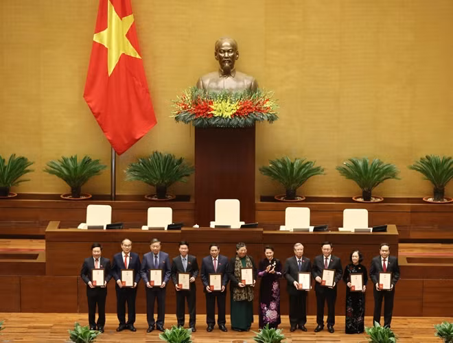 Chủ tịch Quốc hội Nguyễn Thị Kim Ngân trao Kỷ niệm chương tặng các ĐBQH.