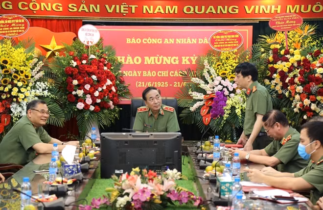 Đại tá Phạm Khải, Tổng Biên tập Báo CAND báo cáo tóm tắt tình hình các mặt công tác của Báo CAND.