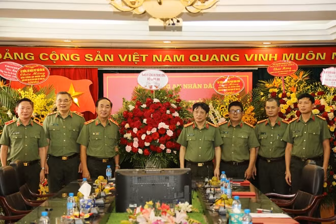 Thứ trưởng Trần Quốc Tỏ trao lẵng hoa chúc mừng Báo CAND.