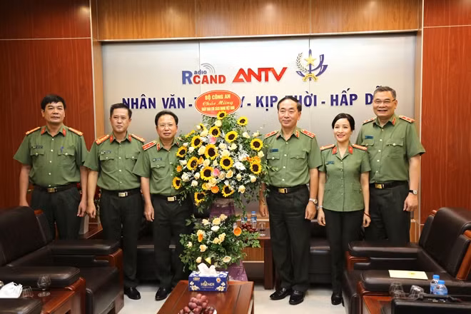 Thứ trưởng Trần Quốc Tỏ trao lẵng hoa chúc mừng Cục Truyền thông CAND.