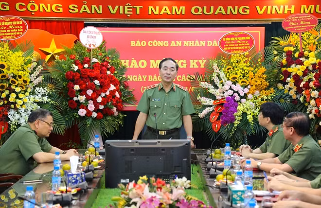 Thứ trưởng Trần Quốc Tỏ phát biểu khi đến thăm, chúc mừng Báo CAND.