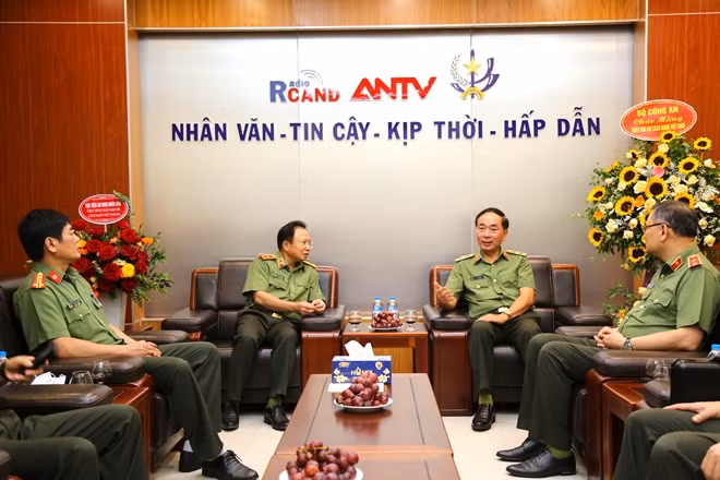 Thứ trưởng Trần Quốc Tỏ trò chuyện thân mật với Đảng ủy, lãnh đạo Cục Truyền thông CAND.