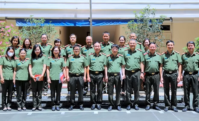 Thứ trưởng Trần Quốc Tỏ với các đại biểu chụp ảnh lưu niệm với cán bộ, chiến sỹ Báo CAND.