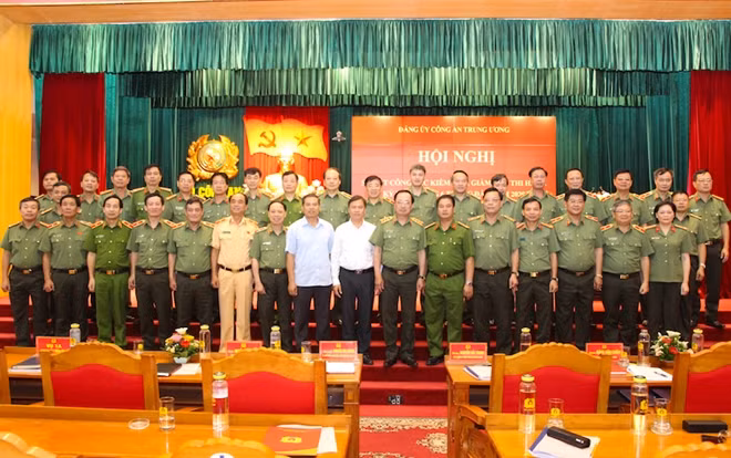 Thứ trưởng Nguyễn Văn Thành với các đại biểu dự hội nghị.