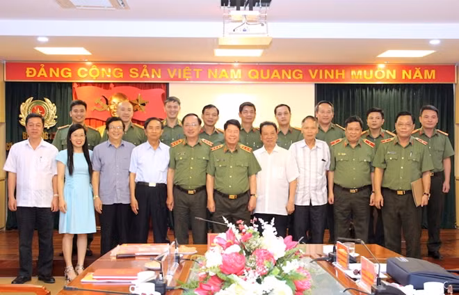 Thứ trưởng Bùi Văn Nam, Thứ trưởng Nguyễn Văn Thành cùng các đại biểu tại cuộc họp.