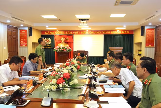 Thứ trưởng Nguyễn Văn Thành phát biểu tại cuộc họp.