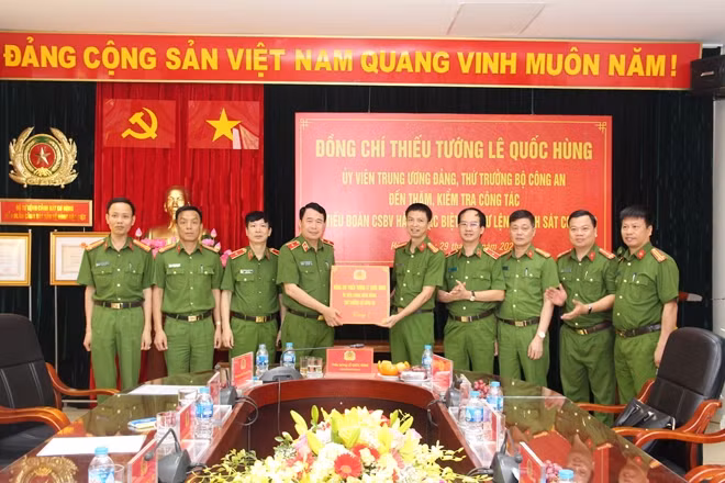 Thứ trưởng Lê Quốc Hùng tặng quà động viên CBCS Tiểu đoàn.