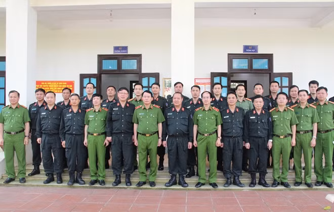 Thứ trưởng Lê Quốc Hùng với đại biểu tại buổi làm việc với Trung đoàn CSCĐ Thủ đô.
