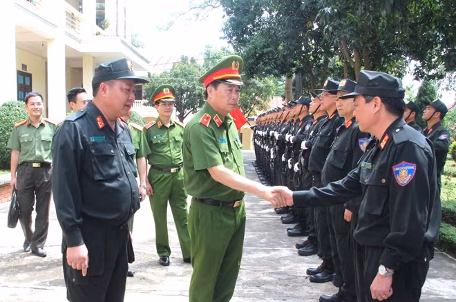 Thứ trưởng Lê Quốc Hùng thăm, kiểm tra công tác Trung đoàn CSCĐ Thủ đô.