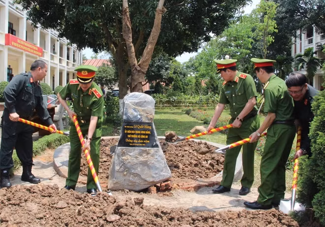 Thứ trưởng Lê Quốc Hùng trồng cây lưu niệm tại khuôn viên trụ sở Trung đoàn.