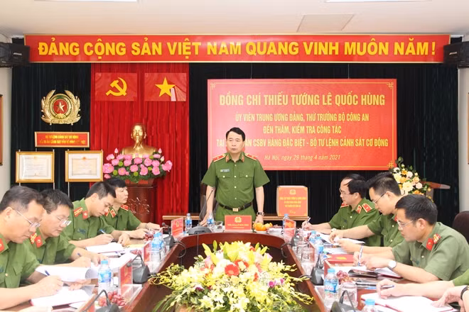 Thứ trưởng Lê Quốc Hùng phát biểu chỉ đạo tại buổi làm việc với Tiểu đoàn CSBV hàng đặc biệt.