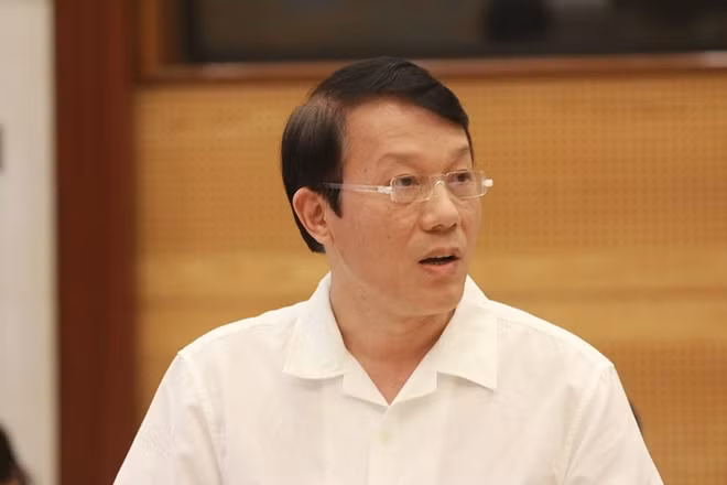 Thứ trưởng Lương Tam Quang trả lời câu hỏi của phóng viên.