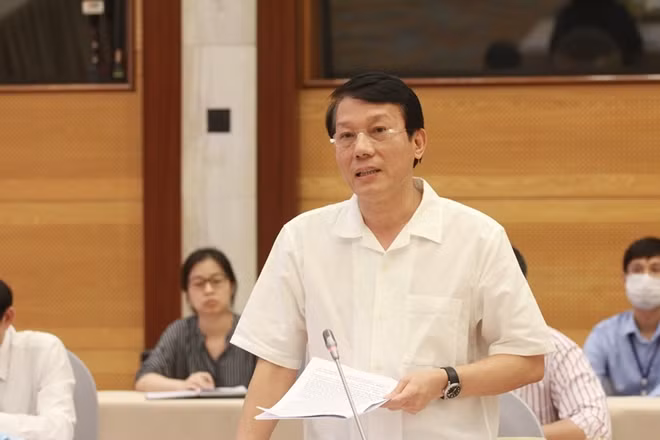 Thứ trưởng Lương Tam Quang trả lời phóng viên báo chí.