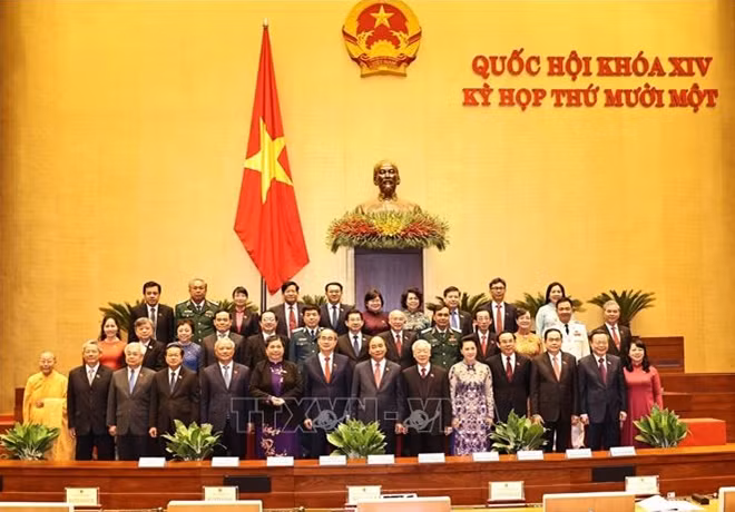 Các đồng chí lãnh đạo Đảng, Nhà nước chụp ảnh lưu niệm với Đoàn ĐBQH TP Hồ Chí Minh (ảnh TTXVN).