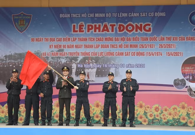 Đoàn Thanh niên Bộ Tư lệnh CSCĐ nhận cờ thi đua từ Trung tá Đồng Đức Vũ, Bí thư Đoàn Thanh niên Bộ Công an, hứa quyết tâm thực hiện thắng lợi đợt thi đua cao điểm.