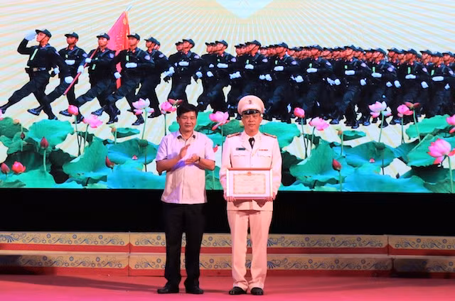 Phó Chủ tịch UBND tỉnh Điện Biên Lê Thành Đô tặng Bằng khen cho tập thể Trung đoàn.