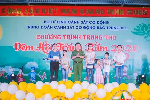 Trung đoàn CSCĐ Bắc Trung Bộ tổ chức "Đêm hội trăng rằm" 