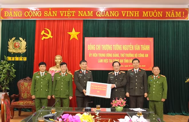 Thứ trưởng Nguyễn Văn Thành trao quà tặng cán bộ chiến sỹ Công an tỉnh Bắc Kạn.