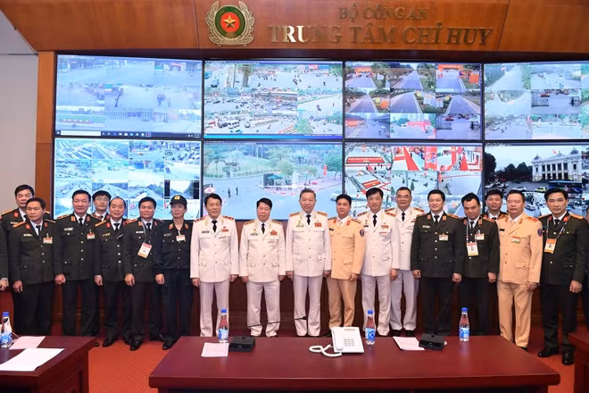 Bộ trưởng Tô Lâm với các đại biểu tại Trung tâm Chỉ huy.