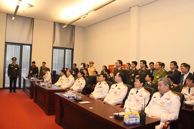 Bộ trưởng Tô Lâm cùng các đồng chí lãnh đạo, thành viên Tiểu ban ANTT nghe báo cáo về hoạt động của Trung tâm Chỉ huy.