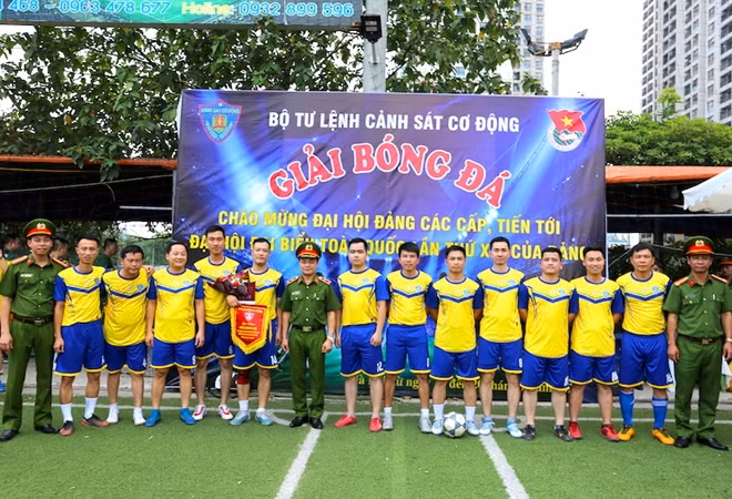 Trung tướng Phạm Quốc Cương chụp ảnh lưu niệm với các đội.