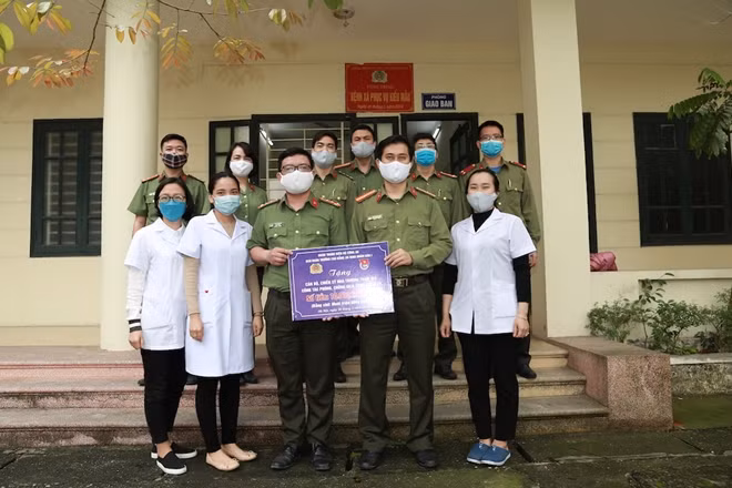 Ban Thường vụ Đoàn trường Cao đẳng ANND I trao 10 triệu đồng ủng hộ các nhân viên y tế trực tiếp tham gia phòng, chống dịch của nhà trường.