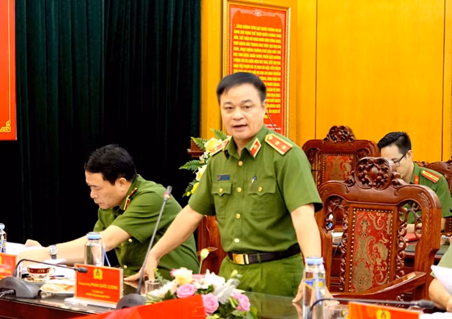 Trung tướng Phạm Quốc Cương trình bày những nội dung cơ bản của dự án Luật CSCĐ.