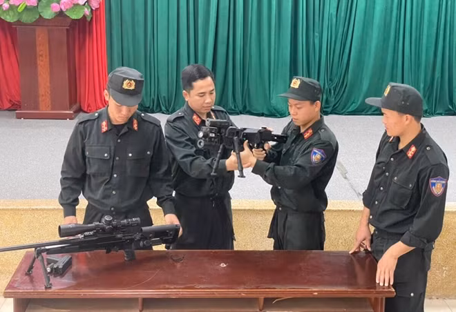 Thượng úy Nguyễn Đình Tùng (thứ hai từ trái qua) hướng dẫn CBCS sử dụng các loại vũ khí.