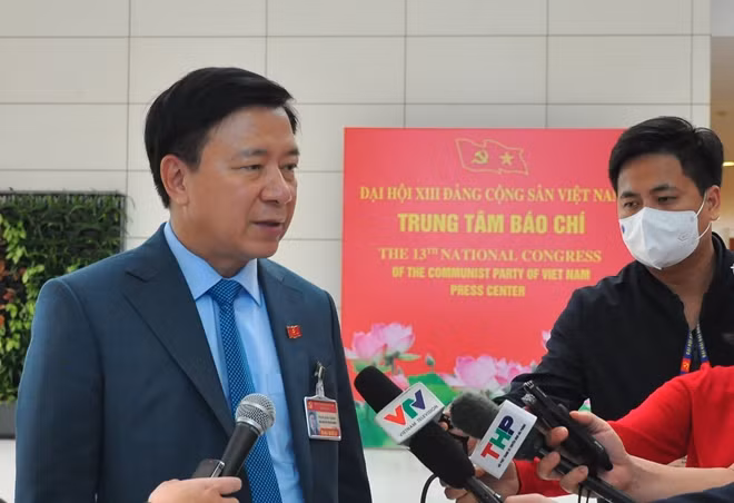 Bí thư Tỉnh ủy Hải Dương Phạm Xuân Thăng trao đổi với báo chí bên lề Đại hội.