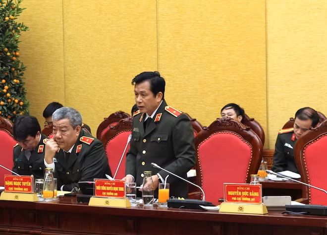 Các đại biểu phát biểu tại phiên họp.