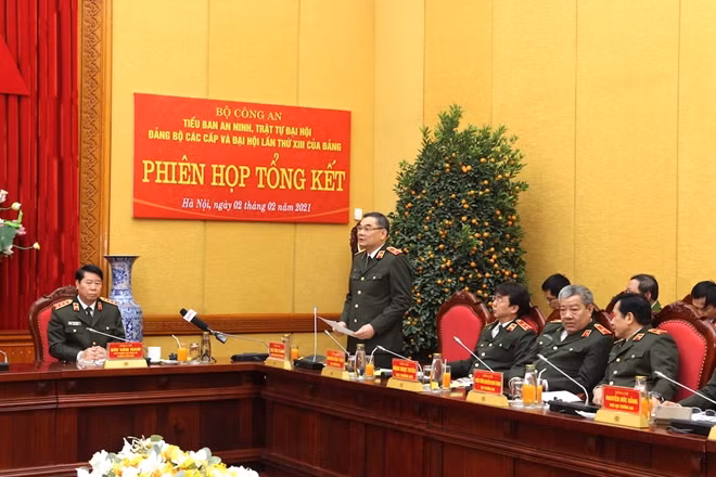 Thiếu tướng Tô Ân Xô trình bày báo cáo tại phiên họp.