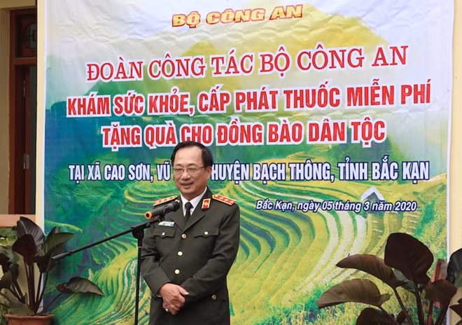 Thứ trưởng Nguyễn Văn Thành phát biểu tại buổi tặng quà, khám bệnh và cấp phát thuốc miễn phí cho bà con tại xã Vũ Muộn, huyện Bạch Thông.