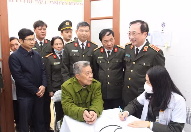 Thứ trưởng Nguyễn Văn Thành thăm hỏi, động viên các y bác sỹ làm nhiệm vụ khám bệnh, cấp phát thuốc miễn phí cho bà con.