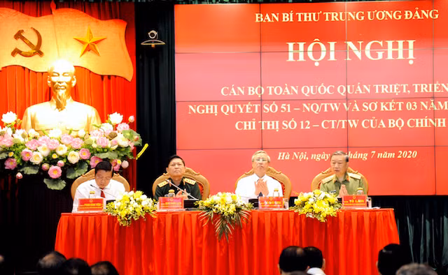 Thường trực Ban Bí thư Trần Quốc Vượng, Bộ trưởng Bộ Công an Tô Lâm, Bộ trưởng Bộ Quốc phòng Ngô Xuân Lịch và Trưởng Ban Nội chính Trung ương Phan Đình Trạc đồng chủ trì hội nghị.