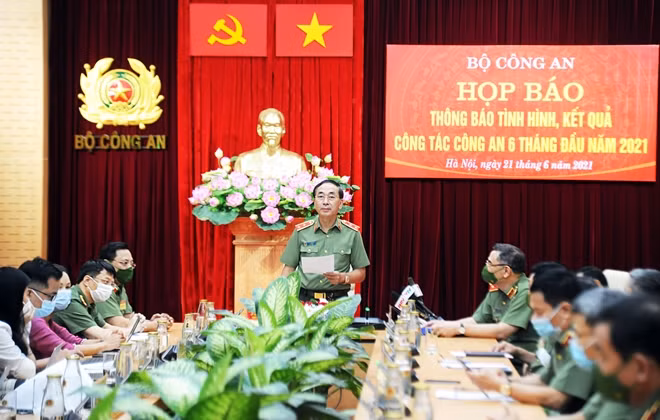 Thứ trưởng Trần Quốc Tỏ phát biểu tại họp báo.