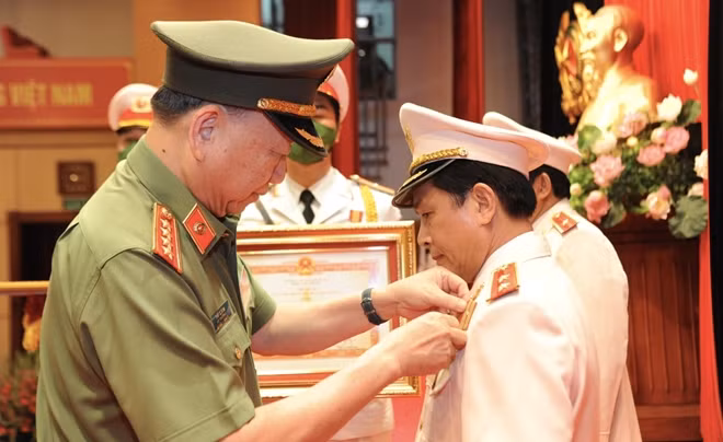 Thừa ủy quyền của Chủ tịch nước, Bộ trưởng Tô Lâm đã trao Huân chương Quân công hạng Ba tặng Trung tướng Nguyễn Mạnh Trung, Cục trưởng Cục Kỹ thuật nghiệp vụ và Thiếu tướng Dương Hà, Cục trưởng Cục An ninh đối ngoại.