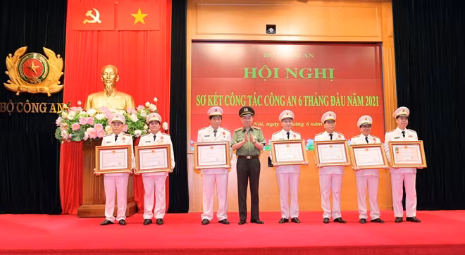 Thừa ủy quyền của Chủ tịch nước, Bộ trưởng Tô Lâm trao Huân chương Bảo vệ Tổ quốc hạng Nhất tặng 1 tập thể và Huân chương Chiến công các hạng tặng 6 cá nhân.